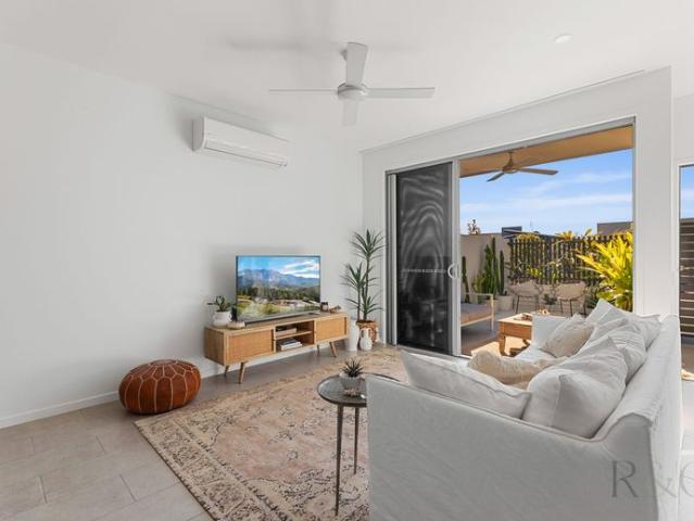 Modern Lakefront Townhouse in Brightwater Estate