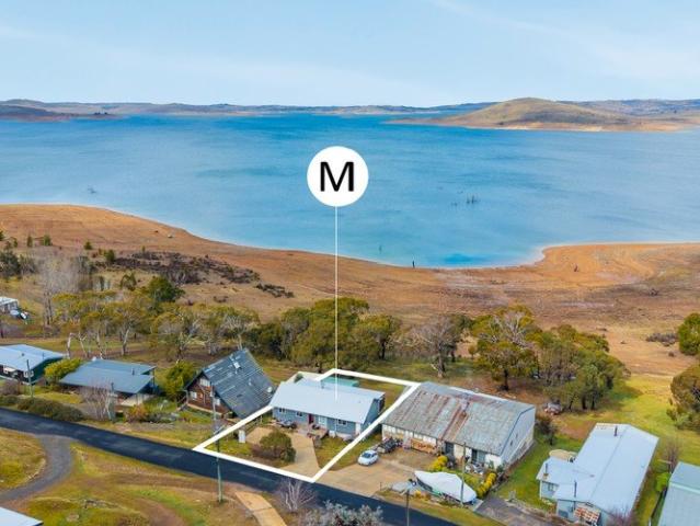 Modern Lakeside Home with Expansive Views Over Lake Eucumbene