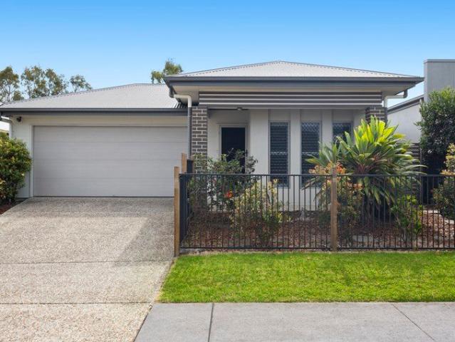 Modern Lakeside Living in the Heart of Parklakes