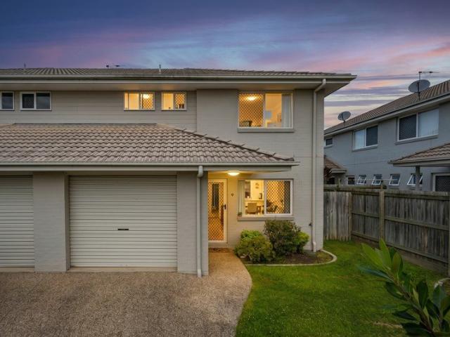 Modern Lakeside Townhouse in the Heart Of Griffin