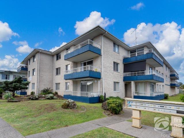 Modern Lakeside Unit in Convenient Forster Location