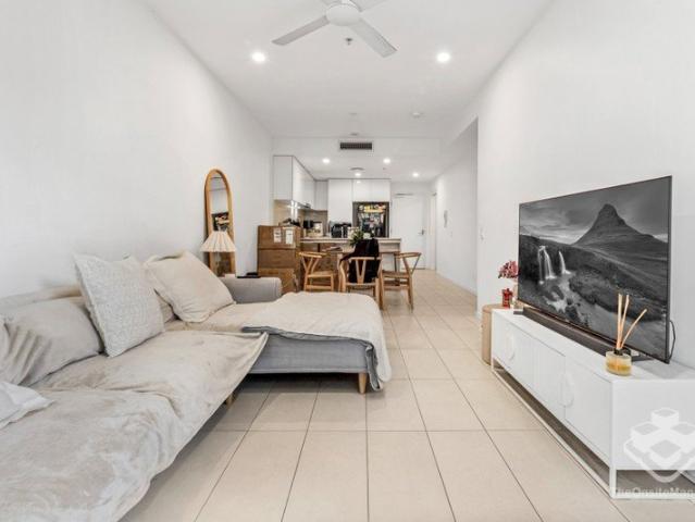 Modern Large 1 Bedroom + Study Room Unit