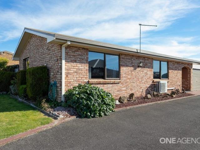 Modern level unit with enclosed backyard area