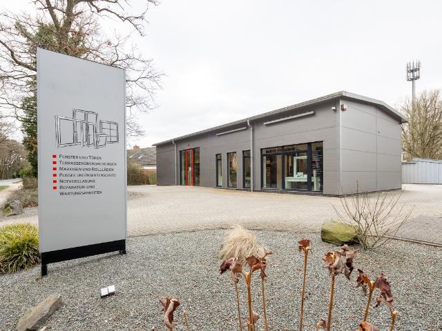 Modern leben und erfolgreich arbeiten – Stilvolles Wohnhaus mit vielseitiger Gewerbehalle komplett vermietet zu verkaufen