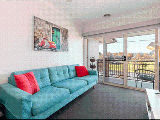 Modern Living Meets Comfort – Spacious Townhouse in Ideal Spot