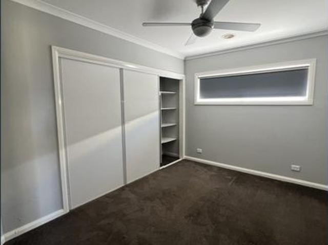Modern Living Near Lake Mulwala 3 Bedroom Home with Study & Side Access