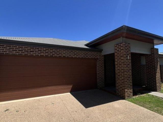 Modern Living Near Lake Mulwala 3 Bedroom Home with Study & Side Access