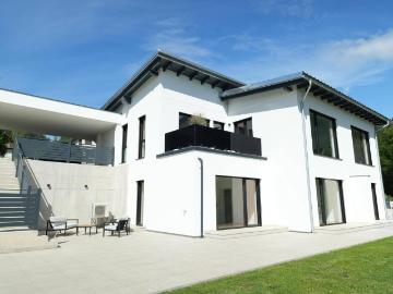 MODERN LIVING Neuwertige Doppelhaushälfte mit 2 Terrassen und Doppelcarport in ruhiger Aussichtslage