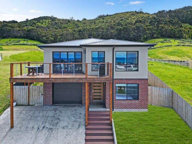 MODERN LIVING AND VIEWS FOR DAYS