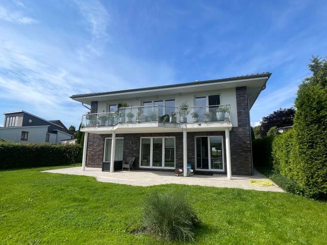 Modern Living by the Dike: High End Apartment with Panoramic Views – Only 25 Mins to Hamburg, Elmshorn Amsterdam Apartments for Rent