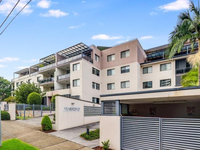 Modern living close to Metro Line and Shopping Centres