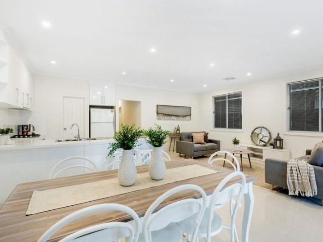 Modern Living Connected to City, Coast & Convenience