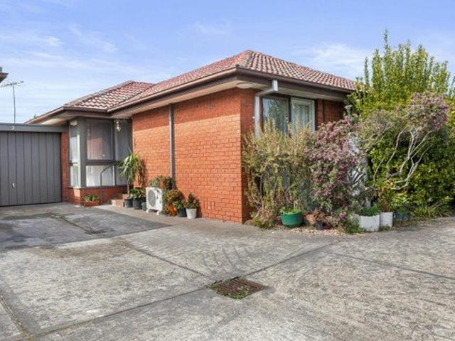Modern Living in McKinnon School Zone