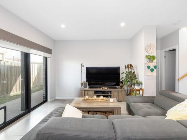 MODERN LIVING IN A CONVENIENT THOMASTOWN LOCATION