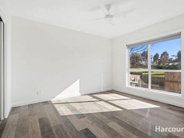 Modern Living in a Fantastic Location & Walking distance to train station