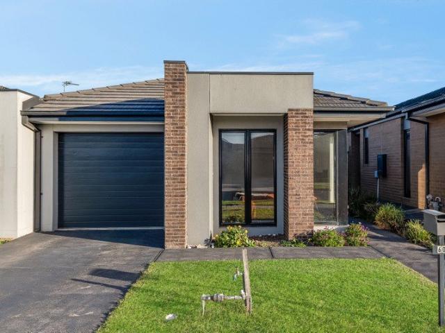 Modern Living in a Sought After Golf Course Estate