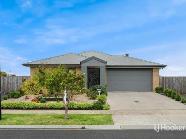 MODERN LIVING IN A PRESTIGIOUS EAGLE POINT ESTATE