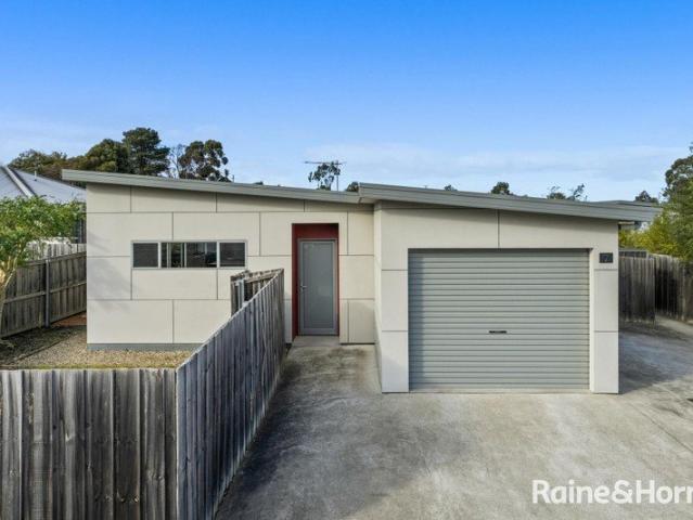 Modern Living in a Quiet Blackmans Bay Setting