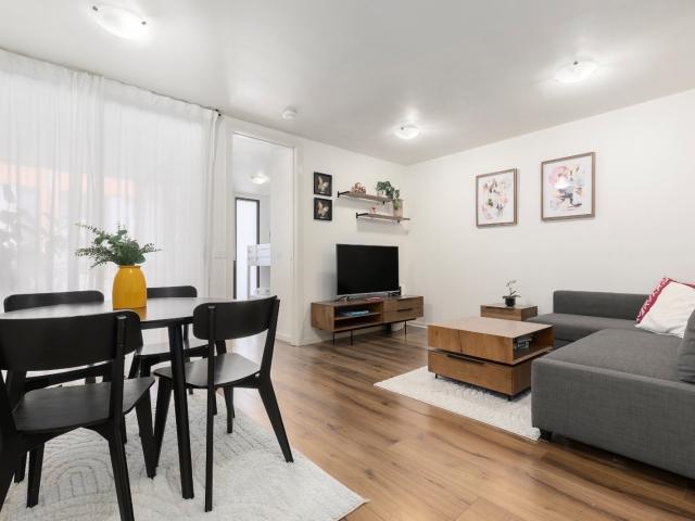Modern Living in Brilliant Cosmopolitan Position