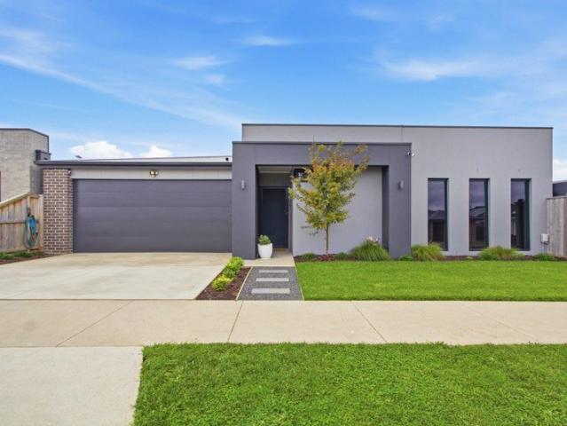 Modern Living in Emerald Waters