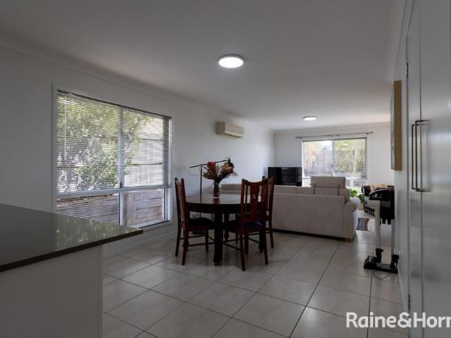 Modern Living in Quiet Cul De Sac Street