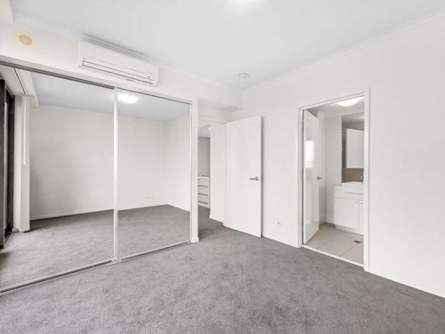 MODERN LIVING IN THE HEART OF GLADSTONE!