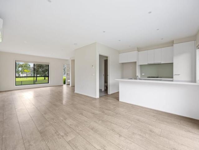 Modern Living in the Heart of Highlands Convenience, Comfort & Parkside Views