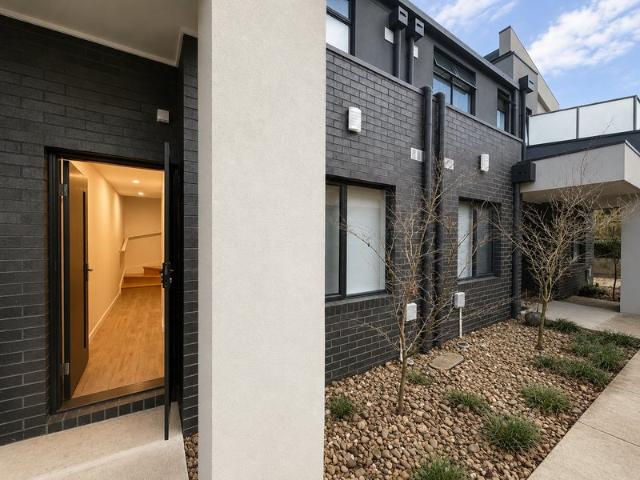 Modern Living in the Heart of Reservoir