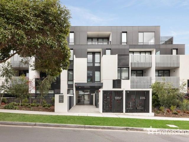 Stylish & Sophisticated Living in the McKinnon School Zone