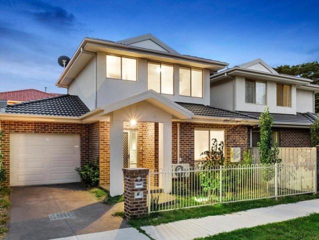 Modern Living Just Moments from Monash University 3B 2B 1C