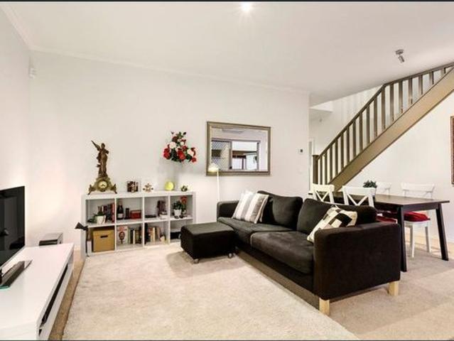 Modern Living Just Moments from Monash University 3B 2B 1C