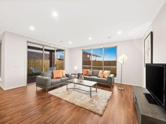 Modern Living Low Maintenance Harcrest Lifestyle!