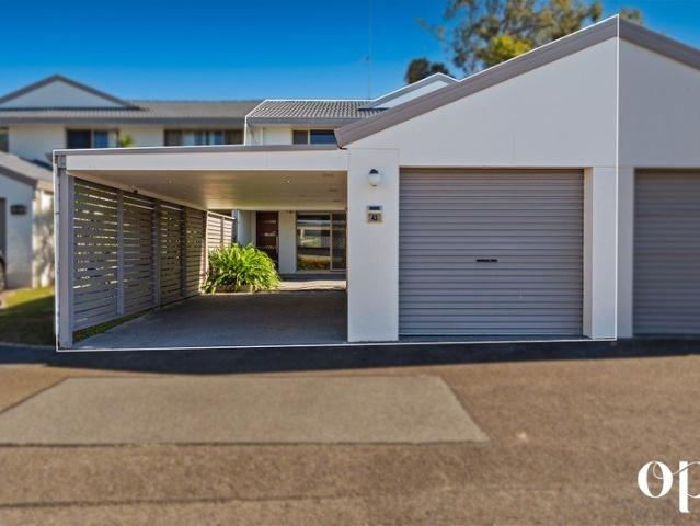 RENOVATED 3 BEDROOM TOWNHOUSE WITH RESORT STYLE AMENITIES, DUAL COURTYARDS & TWO CAR ACCOMMODATION