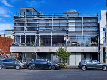 Modern living & rooftop views in Brunswick East