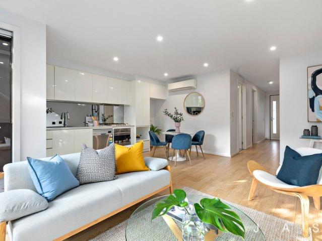 Modern Living, Superb Lifestyle Location + Courtyard!