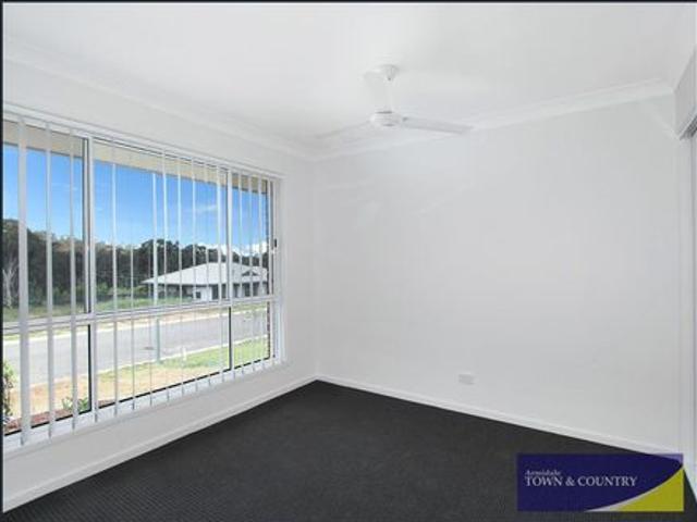 MODERN LIVING! Three Bedroom Semi Detached Unit, Welcome to 1/20 Schaefer Drive!