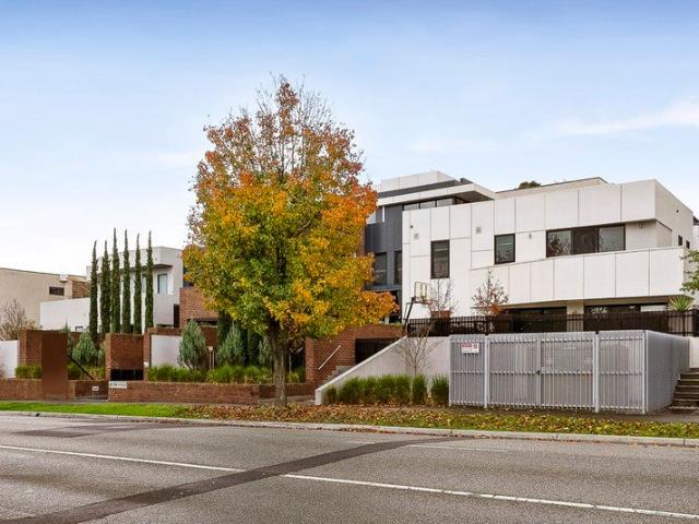 Modern Living with Courtyard Appeal
