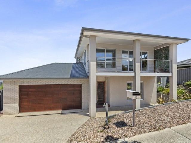 Modern Living with Bay Views Close to Town Centre
