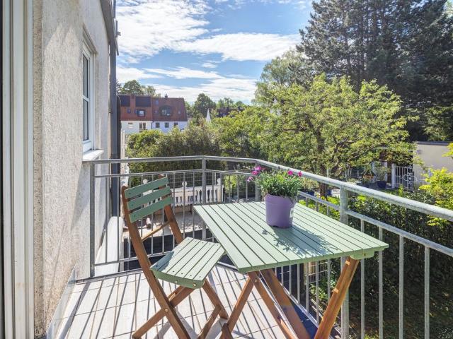 Modern Living: Large, fully renovated 2 room apartment