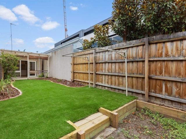 MODERN LIFESTYLE IN AN UNBEATABLE CREMORNE LOCATION