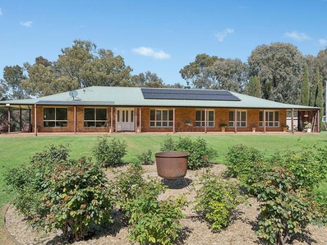 Modern Lifestyle Living in a Beautiful Established Setting