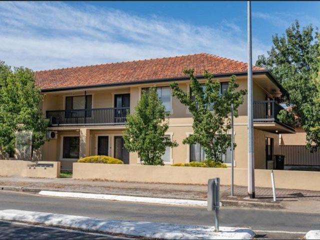 Modern Light and Bright 2 bedroom Unit Brilliant Location Minutes to CBD shops and transport