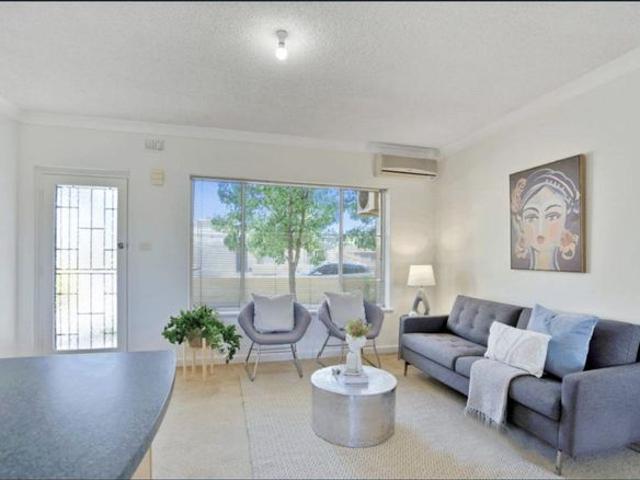 Modern Light and Bright 2 bedroom Unit Brilliant Location Minutes to CBD shops and transport