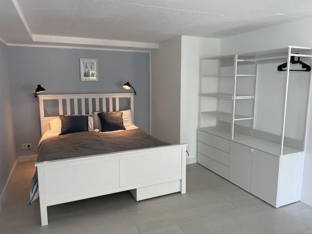 Modern, light apartement with private parking & terrace