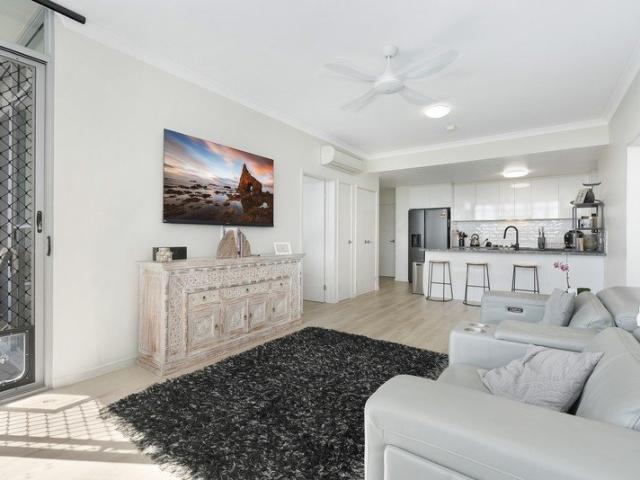 MODERN, LIGHT FILLED APARTMENT IN THE HEART OF NORTH LAKES