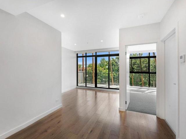 Modern Light Filled Apartment in a Convenient Location