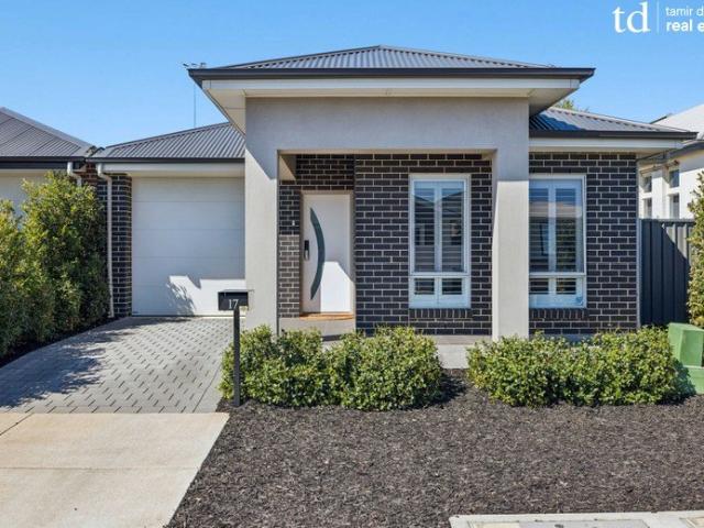 Modern, Light Filled Living at the End of the Court