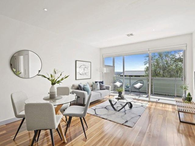 Modern, light filled living in the heart of Templestowe Lower