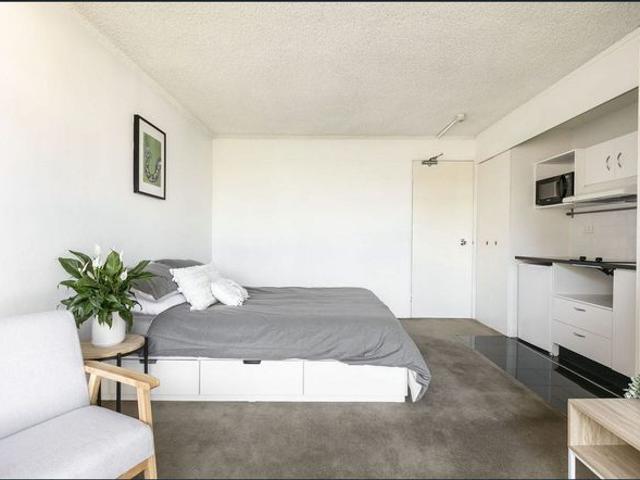 Modern Light Filled Studio in Hereford Court | Unfurnished