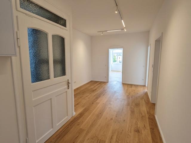 Modern Luxury meets Old World Charm: Newly Renovated 3 Room Apt in Desirable Stuttgart West